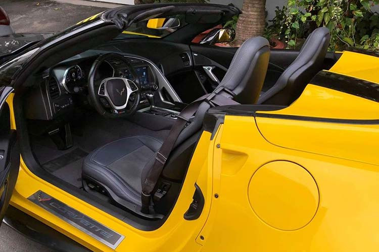 Xe có phần mui mềm có thể đóng mở tự động khi chạy với tốc độ dưới 50 km/giờ. Nội thất của Chevrolet Corvette C7 Z06 Convertible đi kèm hai ghế thể thao bọc da Nappa màu đen và đều có chức năng chỉnh điện 8 hướng, nhớ vị trí ghế ngồi.