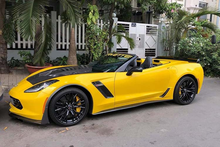 Thông tin rao bán của người này cho thấy, chiếc siêu xe Chevrolet Corvette C7 Z06 mui trần này đã lăn bánh được khoảng hơn 28.000 km, xe được trang bị nhiều đồ chơi và cùng với đó là chiếc biển đẹp 51F-606.06. Biển này còn trùng với tên phiên bản của xe là Z06.