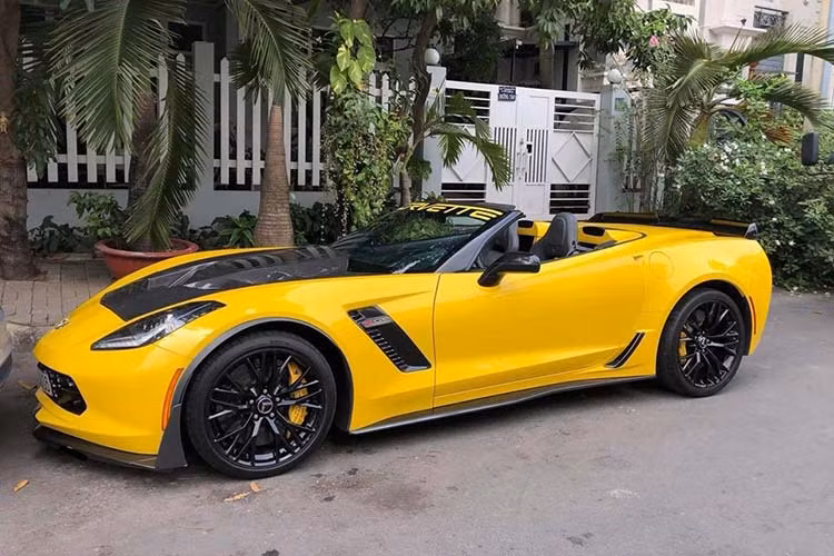 Thông tin rao bán của người này cho thấy, chiếc siêu xe Chevrolet Corvette C7 Z06 mui trần này đã lăn bánh được khoảng hơn 28.000 km, xe được trang bị nhiều đồ chơi và cùng với đó là chiếc biển đẹp 51F-606.06. Biển này còn trùng với tên phiên bản của xe là Z06.