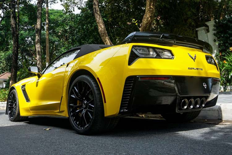 Là phiên bản hiệu năng cao của dòng xe thể thao huyền thoại Chevrolet Corvette C7 Stingray, Z06 được trang bị hàng loạt các chi tiết mới nhằm nâng cao hiệu năng vận hành của xe. Trên thân xe, Chevrolet đã thực hiện một loạt các thay đổi để nâng cao tính khí động học như bodykit thể thao cản trước gắn líp chia gió, cánh đuôi dạng nẹp...