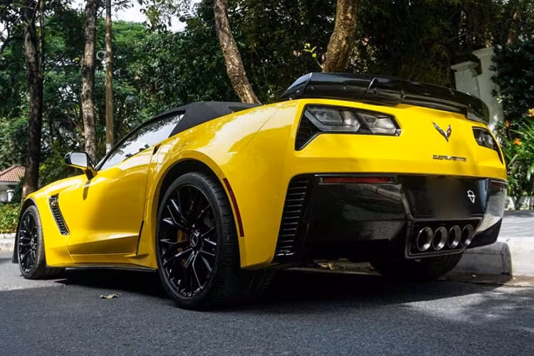 Là phiên bản hiệu năng cao của dòng xe thể thao huyền thoại Chevrolet Corvette C7 Stingray, Z06 được trang bị hàng loạt các chi tiết mới nhằm nâng cao hiệu năng vận hành của xe. Trên thân xe, Chevrolet đã thực hiện một loạt các thay đổi để nâng cao tính khí động học như bodykit thể thao cản trước gắn líp chia gió, cánh đuôi dạng nẹp...