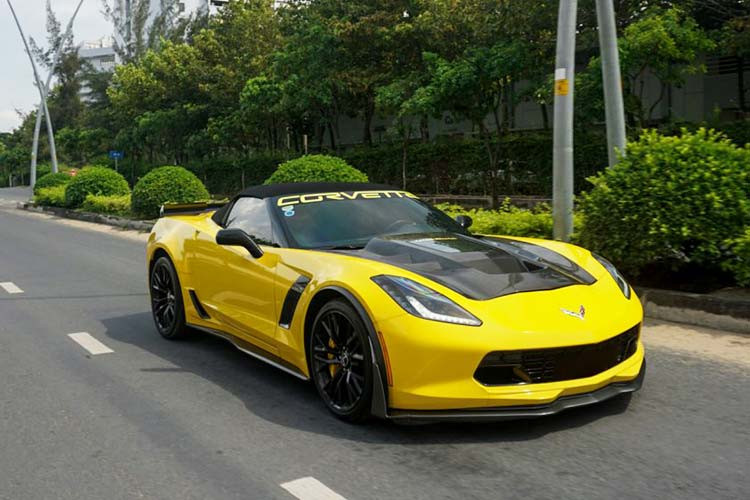 Tại Mỹ, giá xe Chevrolet Corvette Z06 khi ra mắt khởi điểm từ 80.395 USD - một cái giá tương đối hợp lý khi xét tới hiệu năng vận hành mà chiếc xe đem lại. Tại Việt nam vào năm 2016, chủ của chiếc Corvette Z06 tại Việt Nam này sẽ phải bỏ ra tới hơn 6 tỷ đồng mới có thể đưa nó "dạo phố" một cách hợp lệ.