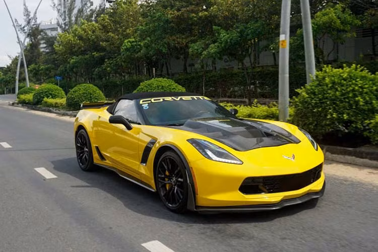 Tại Mỹ, giá xe Chevrolet Corvette Z06 khi ra mắt khởi điểm từ 80.395 USD - một cái giá tương đối hợp lý khi xét tới hiệu năng vận hành mà chiếc xe đem lại. Tại Việt nam vào năm 2016, chủ của chiếc Corvette Z06 tại Việt Nam này sẽ phải bỏ ra tới hơn 6 tỷ đồng mới có thể đưa nó "dạo phố" một cách hợp lệ.