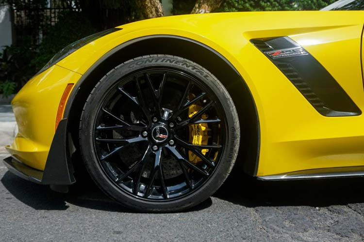 Nắp ca-pô của xe cũng được "trổ" thêm khe tản nhiệt cho động cơ. Ngoài ra, Corvette Z06 Stingray được trang bị bộ mâm đúc với thiết kế nhiều cánh, có bản rộng hơn các phiên bản thường với kích thước mâm phía trước 19 và sau 20 inch. Nằm sau bộ mâm là phanh hiệu năng cao Brembo.