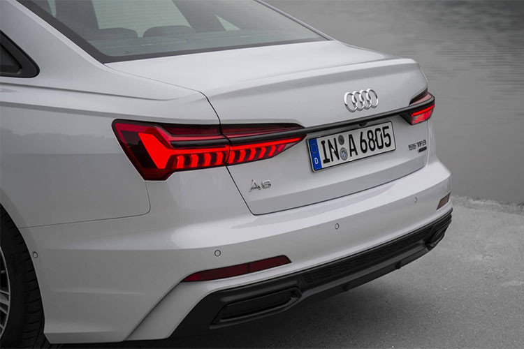 Audi A6 2019 sở hữu kích thước lớn hơn thế hệ trước với chiều DxRxC lần lượt là: 4.939 x 1.886 x 1.457mm; chiều dài cơ sở 2.924 mm.