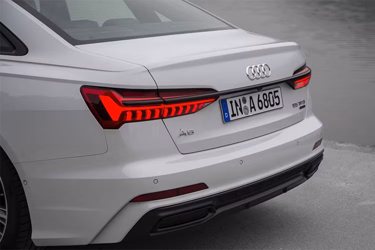 Audi A6 2019 sở hữu kích thước lớn hơn thế hệ trước với chiều DxRxC lần lượt là: 4.939 x 1.886 x 1.457mm; chiều dài cơ sở 2.924 mm.