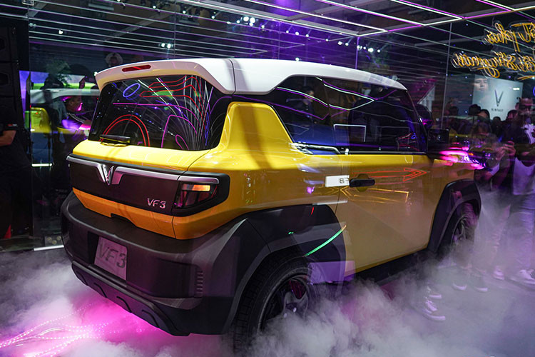 Theo đó, VinFast VF3 2024 chạy điện xuất hiện nổi bật với ngoại thất màu vàng, tăng thêm phần khỏe khoắn với phần ốp màu đen ở cản trước; vòm bánh xe, gương chiếu hậu, tay nắm cửa và cả la-zăng được sơn đen đồng bộ. Mẫu xe cỡ nhỏ cũng được hãng xe Việt ưu ái gia tăng sự cá tính với nóc màu trắng/bạc, cột A đen bóng và phần kính phía sau phần gợi nhắc đến thiết kế của “đàn anh” VF9.