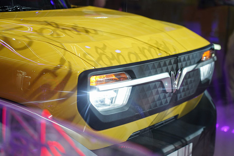 Rõ ràng, mẫu xe điện cỡ nhỏ Vinfast VF3 được tạo hình theo phong cách SUV cá tính. Xe có phần hầm hố hơn dải sản phẩm trước đó của VinFast. Dù vậy, nó vẫn giữ được ngôn ngữ đặc trưng của VinFast, nổi bật là phần chrome trang trí tạo hình chữ V ở cả trước và sau xe.