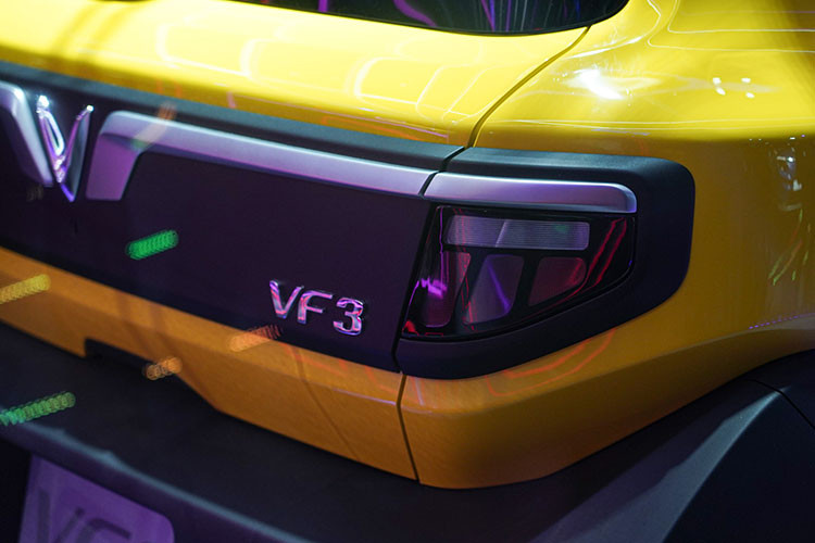 Theo thông tin công bố của hãng xe Việt, VinFast VF3 có chiều dài tổng thể dự kiến là 3.114 mm. Thiết kế 2 cửa bên hông và 1 cửa phía sau. Nội thất hứa hẹn tạo sự thoải mái và rộng rãi cho cả 5 người ngồi nhờ việc tối ưu không gian bên trong của một mẫu xe điện.