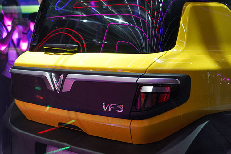 Vinfast VF3 cũng có kích thước lớn hơn đối thủ Wuling Hongguang Mini EV. Xe sẽ dễ dàng xoay xở trên những con phố chật hẹp và đông đúc của Việt Nam. Theo VinFast, đây là mẫu xe cỡ nhỏ đầu tiên được nghiên cứu phát triển dựa trên những đặc tính và thói quen giao thông của người tiêu dùng nội địa.