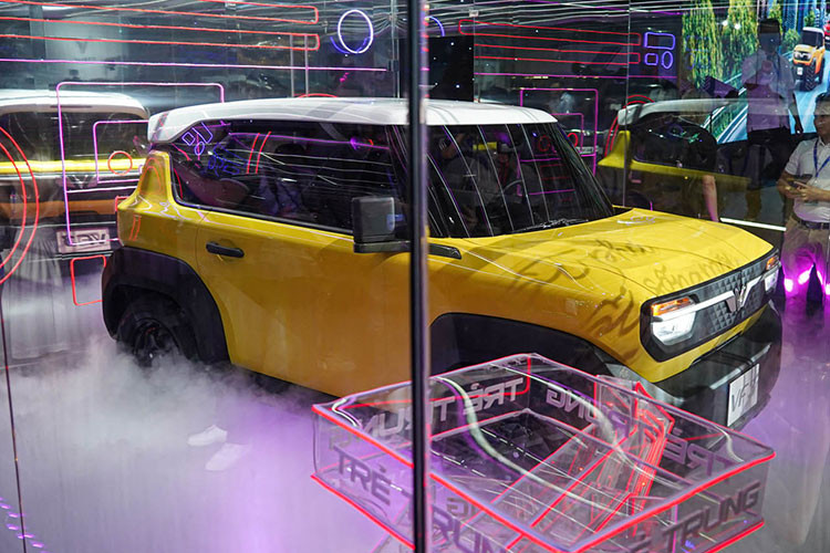 Bên trong VinFast VF3 là không gian nội thất 2 hàng ghế với 5 chỗ ngồi. Xe được trang bị vô lăng vát đáy với 2 chấu tích hợp thanh cuộn, không có màn hình giải trí trung tâm mà chỉ có 1 màn hình 8 inch nằm phía sau vô lăng, tương tự phong cách của Wuling Hongguang Mini EV.