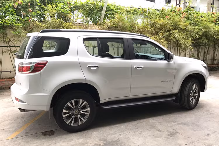Chevrolet Trailblazer là mẫu SUV 7 chỗ duy nhất trong phân khúc đã được thông quan trong năm 2018. Các mẫu xe khác trong phân khúc đang bán tại Việt Nam đa số là hàng tồn kho còn sót lại, có năm sản xuất 2017. Bên cạnh đó, nhờ việc giảm giá cũng đã giúp mẫu xe này bán chạy hơn.