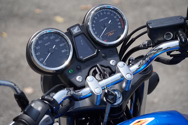 Đồng hồ của xe với thiết kế không thay đổi vẫn là dạng analog đôi, chính giữa là một màn hình điện tử hiển thị đa thông tin. Đồng hồ analog bên phải có dòng chữ "Hyper VTEC Revo" - công nghệ van biến thiên ứng dụng trên môtô phân khối lớn do Honda phát triển.