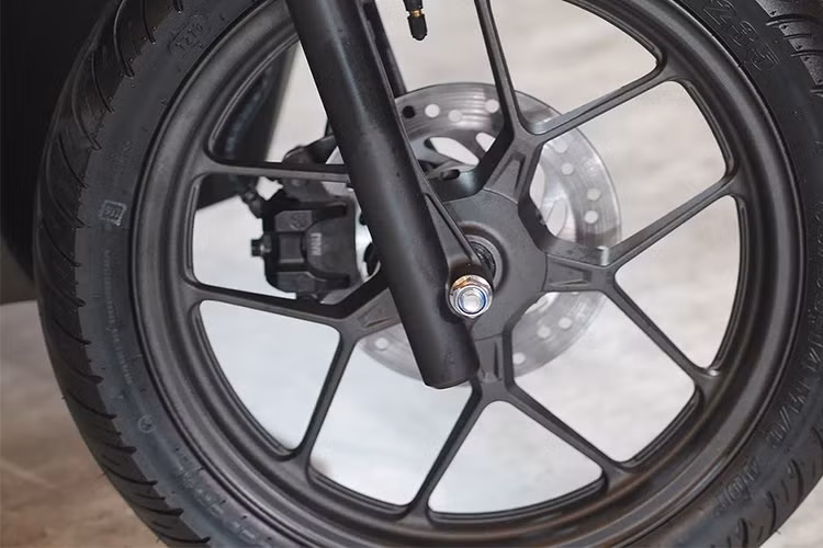 Xe vẫn giữ nguyên hệ thống treo cũ, bao gồm cặp phuộc ống lồng trước và giảm xóc lò xo trụ đơn phía sau. Cùng với đó là bộ vành đúc 14 inch dạng chữ Y, Hệ thống phanh trên xe bao gồm phanh đĩa trước, sau tang trống kết hợp CBS nhằm đảm bảo an toàn khi vận hành.