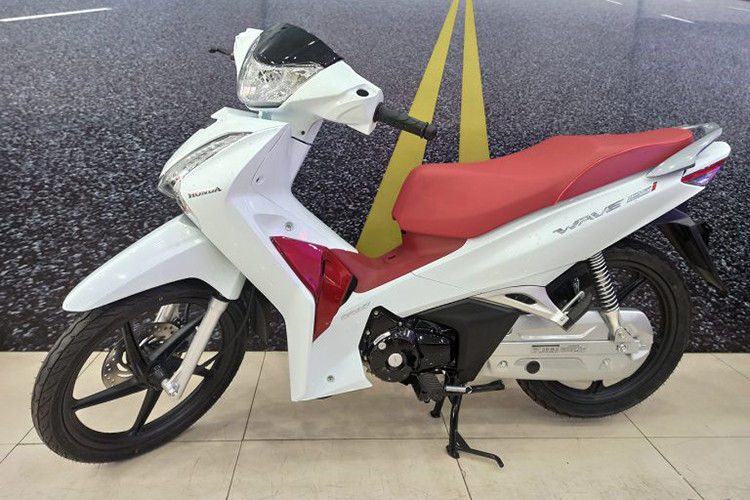 Mẫu xe máy Honda Wave 125i nhập khẩu, (hay còn được biết đến với tên gọi Future Thái Lan) sau khi ra mắt tại Thái Lan vào tháng 4/2021, phiên bản cập nhật mới nhất đã được nhập khẩu về Việt Nam bởi đại lý kinh doanh xe máy tư nhân.