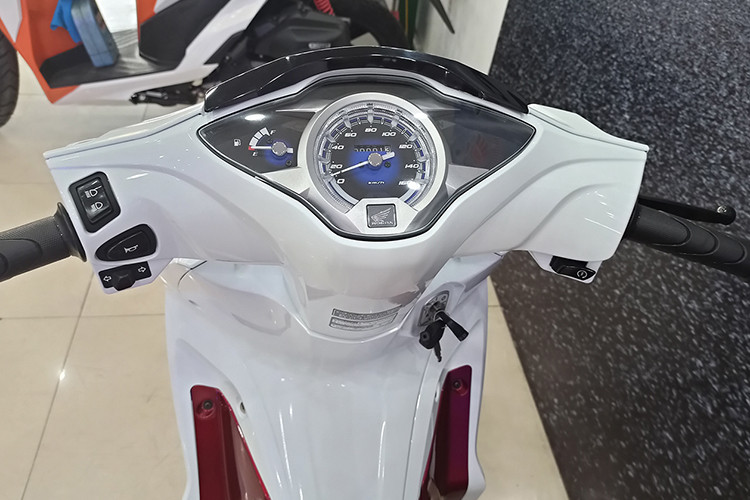 Về thiết kế, mẫu xe máy Honda Wave 125i khá giống với dòng xe Future đang bán ra tại thị trường Việt Nam. Điểm khác biệt nằm ở cách phối màu sơn ngoại thất cũng như bộ tem nhận diện.