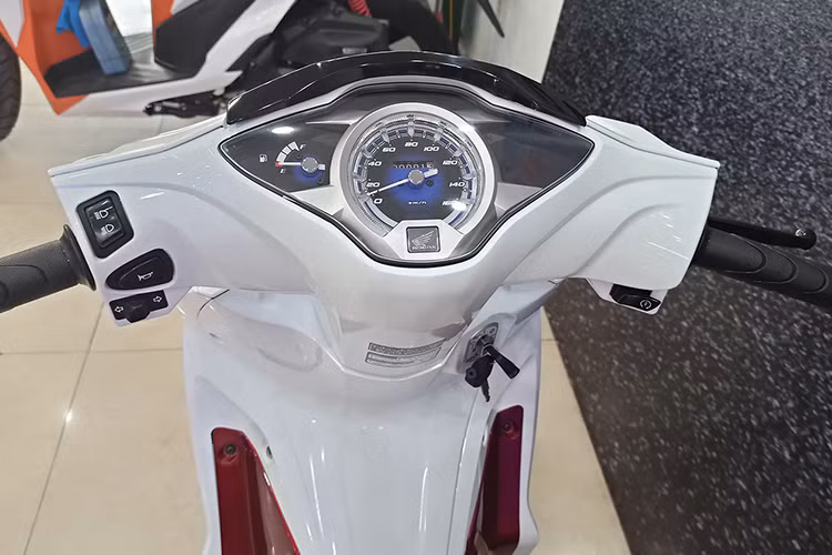 Về thiết kế, mẫu xe máy Honda Wave 125i khá giống với dòng xe Future đang bán ra tại thị trường Việt Nam. Điểm khác biệt nằm ở cách phối màu sơn ngoại thất cũng như bộ tem nhận diện.