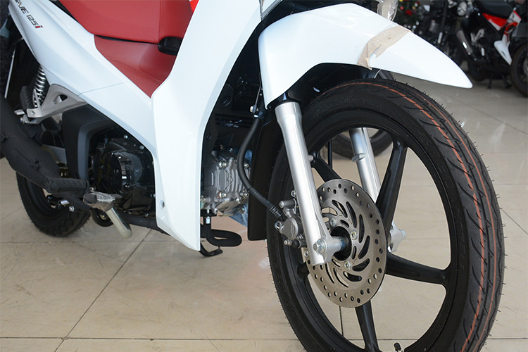 Chiều cao yên Honda Wave 125i là 756 mm, 'cưỡi' trên bộ lốp kích thước 70/90 phía trước và 80/90 phía sau, đến từ thương hiệu IRC. Và bộ mâm tùy chọn nan hoa hoặc vành đúc, kích thước 17 inch. Hệ thống treo ống lồng phía trước và lò xo phía sau.