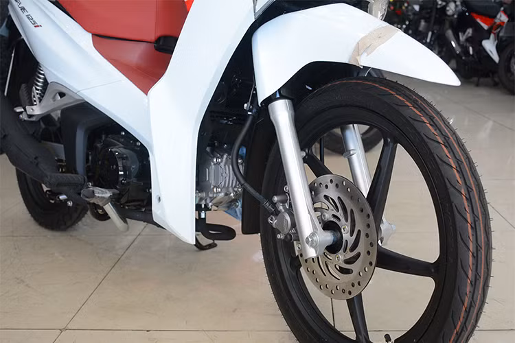 Chiều cao yên Honda Wave 125i là 756 mm, 'cưỡi' trên bộ lốp kích thước 70/90 phía trước và 80/90 phía sau, đến từ thương hiệu IRC. Và bộ mâm tùy chọn nan hoa hoặc vành đúc, kích thước 17 inch. Hệ thống treo ống lồng phía trước và lò xo phía sau.