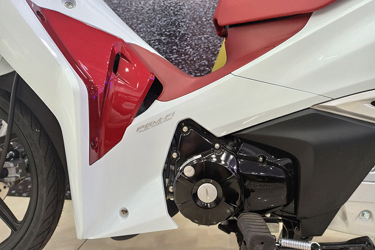 Trang bị an toàn gồm phanh đĩa bánh trước và phanh tang trống bánh sau. Vành 17 inch loại nan hoa hoặc đúc hợp kim, kèm lốp đến từ thương hiệu IRC. Trọng lượng thô ở mức 106 kg.