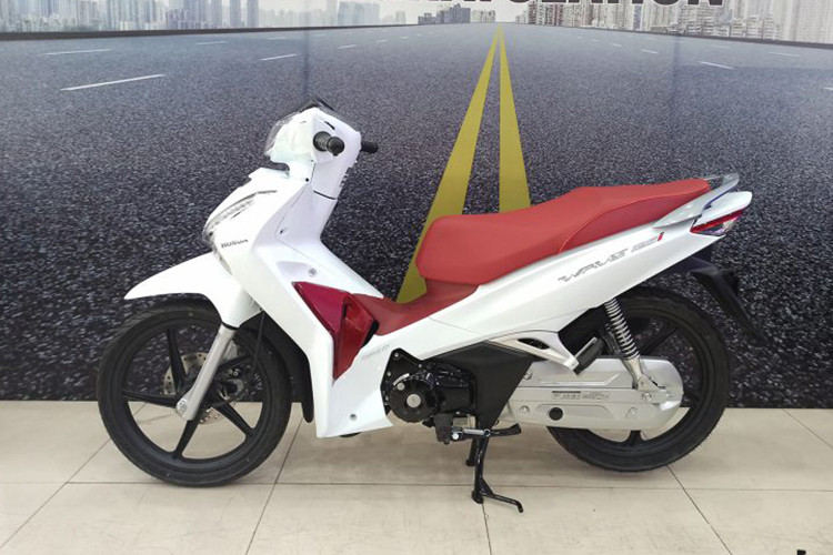 Xe nhập khẩu và được bán bán ra tại Việt Nam với 2 phiên bản, giá xe Honda Wave 125i nhập khẩu Thái Lan được các đại lý tư nhận chào bán từ 76,5 triệu đồng cho phiên bản vành nan hoa và phiên bản vành đúc có giá dao động 80-82 triệu đồng tùy theo màu sắc.