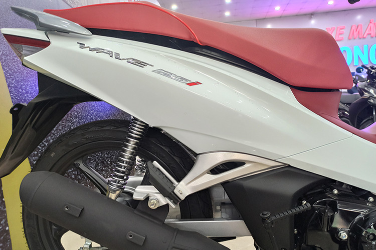 Xe máy Honda Wave 125i nhập khẩu sở hữu bình xăng dung tích 5,4 lít (Future là 4,6 lít). Chiều cao yên 758 mm. Cốp chứa đồ dung tích 17 lít. Xe trang bị đèn pha LED tự động bật sáng khi khởi động xe, ổ khóa đa chức năng...