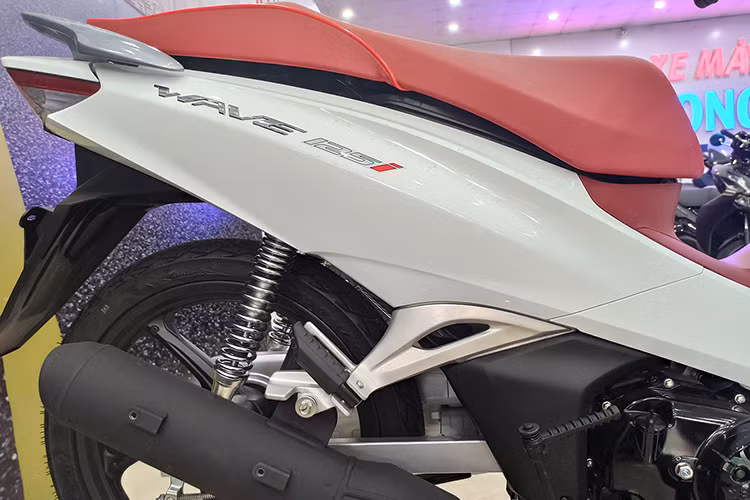 Xe máy Honda Wave 125i nhập khẩu sở hữu bình xăng dung tích 5,4 lít (Future là 4,6 lít). Chiều cao yên 758 mm. Cốp chứa đồ dung tích 17 lít. Xe trang bị đèn pha LED tự động bật sáng khi khởi động xe, ổ khóa đa chức năng...