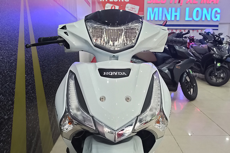 Mức giá này cao hơn khá nhiều so với phiên bản Honda Future 125i đang phân phối tại Việt Nam, với giá 30,3 triệu - 31,9 triệu đồng. Ngang ngửa với dòng xe tay ga Honda SH 125i, dao động 71,79 triệu - 79,79 triệu đồng.