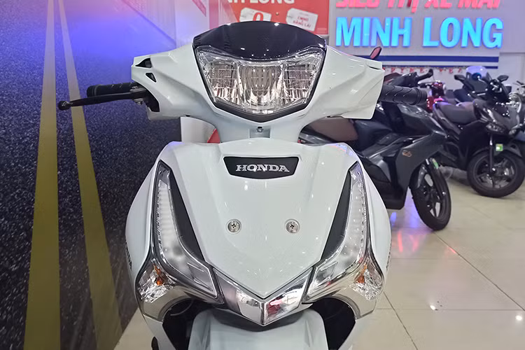Mức giá này cao hơn khá nhiều so với phiên bản Honda Future 125i đang phân phối tại Việt Nam, với giá 30,3 triệu - 31,9 triệu đồng. Ngang ngửa với dòng xe tay ga Honda SH 125i, dao động 71,79 triệu - 79,79 triệu đồng.