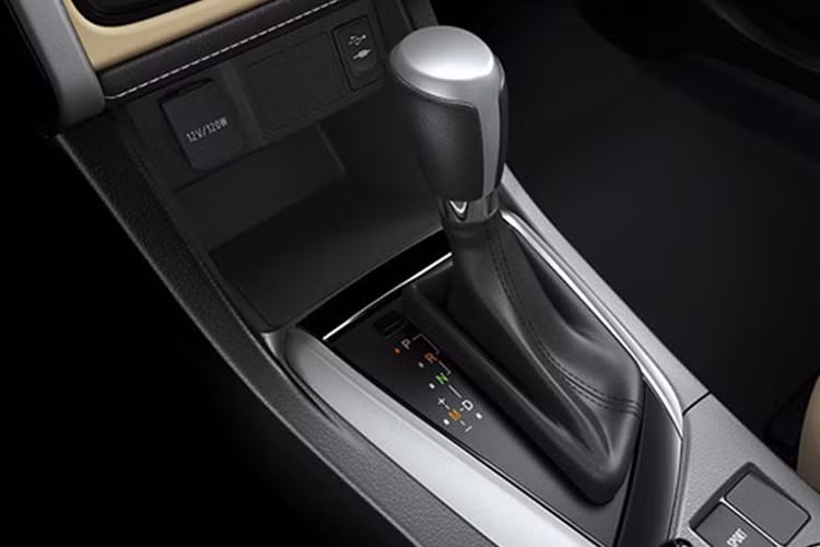 Corolla 2.0V được trang bị động cơ 2.0L công suất cực đại 143 mã lực tại 6.200 vòng/phút, mô-men xoắn cực đại 187 Nm tại 3.600 vòng/phút, đi kèm hộp số CVT, trong khi đó cả 3 phiên bản 1.8L dùng động cơ 1.8L công suất 138 mã lực tại 6.400 vòng/phút, mô-men xoắn cực đại 173 Nm tại 4.000 vòng/phút, kết hợp với hộp số CVT hoặc số sàn 6 cấp.