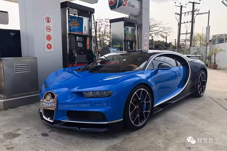 Vào hồi tháng 8 vừa qua, siêu xe triệu đô Bugatti Chiron đầu tiên cập bến Trung Quốc. Đây là 1 trong số 500 chiếc Bugatti Chiron sản xuất trên thế giới đã có mặt tại châu Á. Đến nay, giới truyền thông địa phương đã hé lộ người sở hữu chiếc Bugatti Chiron đầu tiên tại Trung Quốc là một thiếu gia sinh năm 1990 nhưng đã có tiếng trong giới chơi xe.
