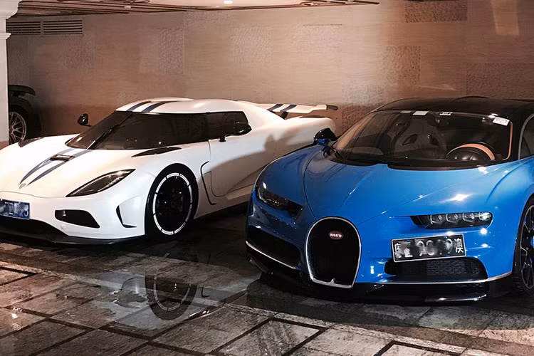 Bugatti Chiron chỉ mất thời gian 2,5 giây có thể tăng tốc lên 100 km/h từ vị trí xuất phát trước khi đạt vận tốc tối đa 420 km/h. Để có thể giúp Chiron đạt tốc độ tối đa, chủ nhân của xe phải chuyển sang chế độ chạy là Top Speed và vẫn phải sử dụng chìa khoá riêng tương tự như hãng siêu xe Pháp đã làm với "đàn anh" là Veyron.