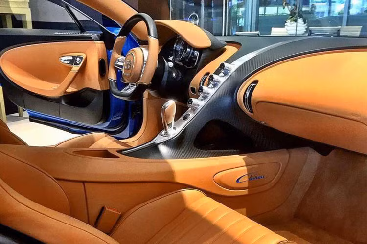 Bugatti Chiron đầu tiên tại Trung Quốc của thiếu gia 9X mang 2 màu sơn là xanh dương nhạt và xanh dương đậm. Chiếc siêu xe triệu đô này được mua chính hãng và từng có màn ra mắt trước các khách hàng VIP tại Trung Quốc trong một sự kiện được cho diễn ra vào tháng 5/2018.