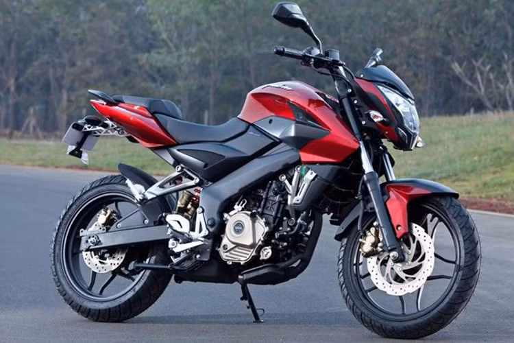 Tại thị trường đông dân thứ hai Thế giới này, Bajaj Pulsar 200NS ABS 2018 sẽ phải cạnh tranh trực tiếp với những đối thủ như TVS Apache RTR 200 và đặc biệt là mẫu naked-bie đình đám mang tên Yamaha FZ25.