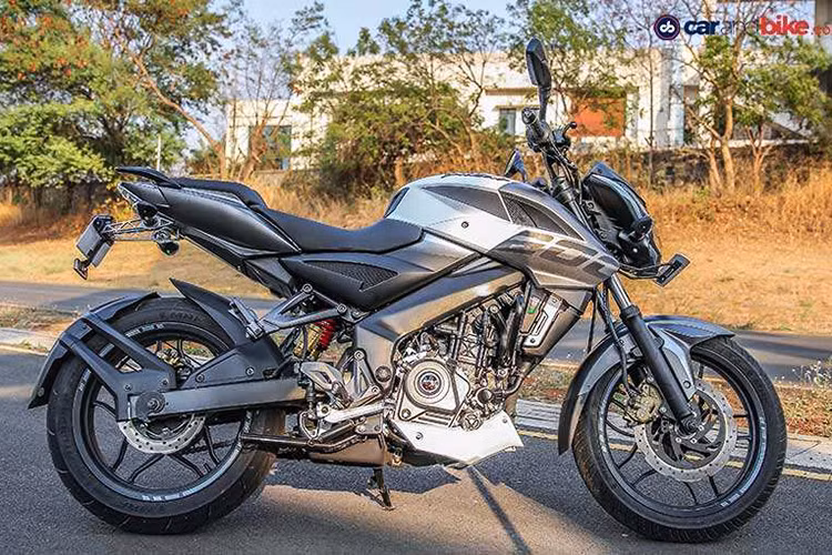Hệ thống treo của mẫu môtô cỡ nhỏ Bajaj Pulsar 200NS ABS 2018 cũng bao gồm phuộc ống lồng phía trước và giảm xóc đơn Nitrox đằng sau. Bộ vành 17 inch của xe kết hợp với lốp không săm 100 trước và 130 sau.