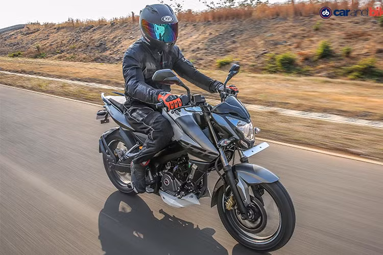 So với phiên bản thường, Bajaj Pulsar 200NS ABS 2018 đắt hơn 12.616 Rupee (khoảng 4,4 triệu Đồng). Đồng thời, Pulsar 200NS ABS 2018 là mẫu môtô có hệ thống chống bó cứng phanh rẻ nhất của Bajaj tại Ấn Độ.