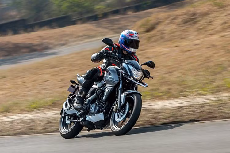 Ngoài các hệ thống nâng cấp trên, Bajaj Pulsar 200NS ABS 2018 không có gì khác biệt so với phiên bản thường. Xe cũng được trang bị động cơ xy-lanh đơn, 4 van, làm mát bằng dung dịch, dung tích 199,5 cc với 3 bugi đánh lửa được cải tiến từ KTM Duke 200 và bộ chế hòa khí.