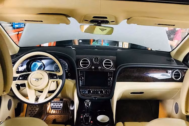 Nội thất siêu sang của Bentayga được hãng siêu xe sang Bentley trang bị cực đẹp, nhưng nó không phù hợp với bùn đất của bộ môn off-road. Giá bán của mẫu SUV siêu sang Anh quốc gần 20 tỷ đồng tại Việt Nam.