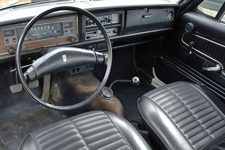 Năm 1963, Toyota đã bổ sung một cấp độ trang trí Deluxe mới, được ký hiệu nội bộ là "loại UP10D", có các "đồ xa xỉ" như ghế ngả, lò sưởi, radio cũng như một số đồ trang trí bằng crôm (mẫu xe ban đầu hiện được gọi là Standard ).