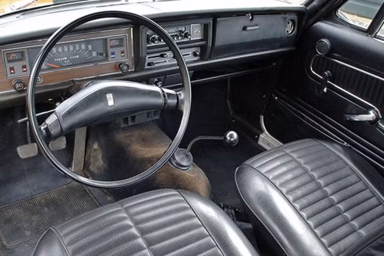 Năm 1963, Toyota đã bổ sung một cấp độ trang trí Deluxe mới, được ký hiệu nội bộ là "loại UP10D", có các "đồ xa xỉ" như ghế ngả, lò sưởi, radio cũng như một số đồ trang trí bằng crôm (mẫu xe ban đầu hiện được gọi là Standard ).