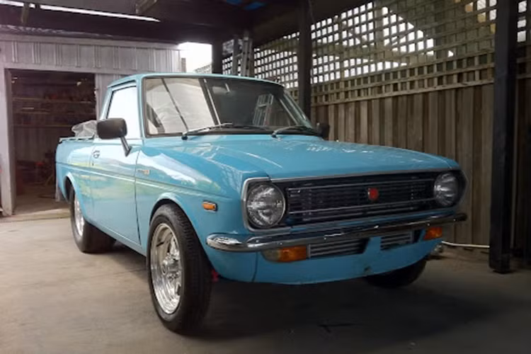 Lần đầu tiên trong phân khúc này tại Nhật Bản, Toyota cũng cung cấp tùy chọn bán tự động hai tốc độ, được gọi là Toyoglide (được mã hóa là A20 ). Những tùy chọn này rất hiếm ngày nay, vì hầu hết thợ máy thời đó đều có ít kiến thức về cách sửa chữa hộp số tự động.