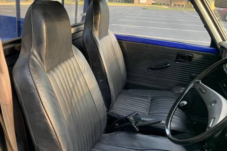 Với sự xuất hiện của Deluxe, nhu cầu cuối cùng đã tăng lên và khi mẫu xe mui trần được thêm vào cùng năm, doanh số của Publica cuối cùng đã đạt mức mục tiêu là 3000–4000 hàng tháng.