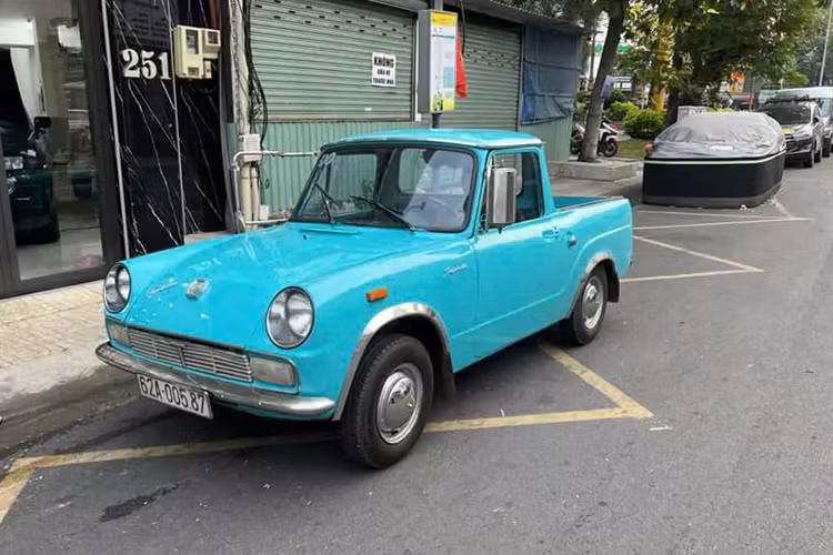 Toyota Publica của Đặng Lê Nguyên Vũ là một chiếc xe cỡ nhỏ được sản xuất từ năm 1961 đến 1978. Được coi là một chiếc xe gia đình để đáp ứng các yêu cầu của "khái niệm xe quốc gia" của Chính phủ Nhật Bản, đây là chiếc xe Toyota nhỏ nhất trong thời kỳ đó và đã bị thay thế trong vai trò đó bởi Toyota Starlet, bản thân nó bắt đầu là một phiên bản của Publica.