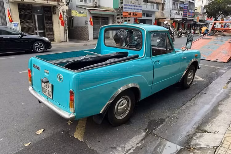 Xe chỉ có sẵn dưới dạng xe 2 cửa, nhưng có nhiều kiểu thân xe, từ xe sedan cơ sở đến xe wagon, mui trần, xe coupe và thậm chí là xe tiện ích coupe (xe bán tải), tồn tại lâu hơn các mẫu xe khác một thập kỷ và tạo ra các mẫu xe khác, chẳng hạn như Toyota Sports 800 và Toyota MiniAce .