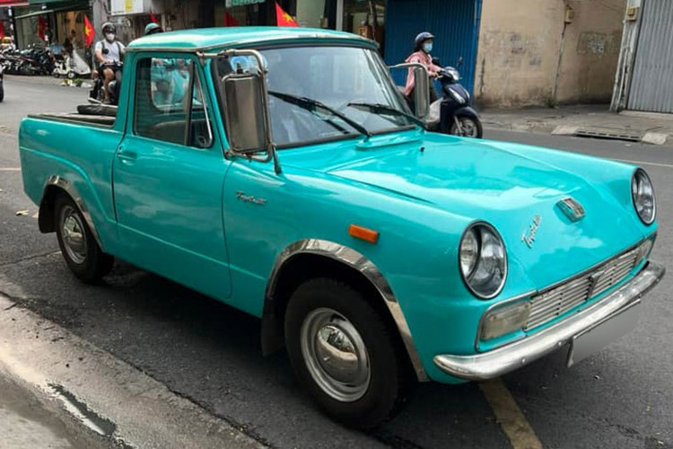 Năm 1962, một phiên bản xe tải nhẹ Toyota Publica bán tải hai cửa đã được thêm vào, về cơ bản là một xe wagon nhưng được phân loại là xe thương mại tại Nhật Bản. Một mẫu xe phái sinh, Toyota Sports 800 (ban đầu được bán trên thị trường với tên gọi "Publica Sport") đã ra mắt tại Triển lãm ôtô Tokyo năm 1962.