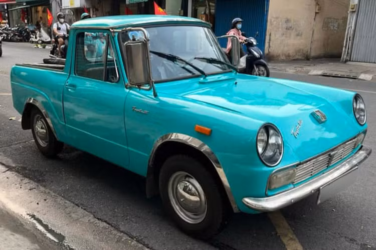 Năm 1962, một phiên bản xe tải nhẹ Toyota Publica bán tải hai cửa đã được thêm vào, về cơ bản là một xe wagon nhưng được phân loại là xe thương mại tại Nhật Bản. Một mẫu xe phái sinh, Toyota Sports 800 (ban đầu được bán trên thị trường với tên gọi "Publica Sport") đã ra mắt tại Triển lãm ôtô Tokyo năm 1962.