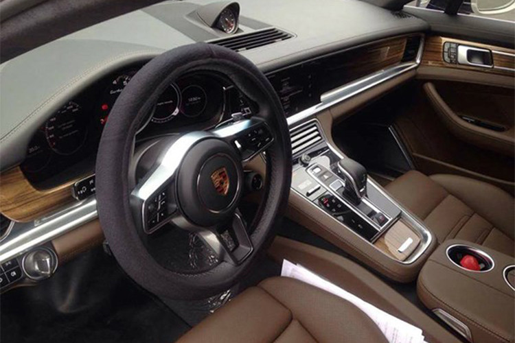 Nội thất xe được trang bị hiện đại và thể thao với gói bọc da ở ghế ngồi, táp-lô, cùng với ốp trang trí cửa và tấm nền cửa, da Alcantara là trang bị tùy chọn ở các vị trí như vô-lăng, các tấm ốp carbon trang trí táp-lô, ghế ngồi, thành cửa. Những trang bị khác bao gồm màn hình giải trí trung tâm dạng cảm ứng, kết nối điện thoại thông minh,...