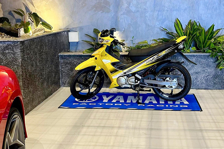 Hiện tại, để sở hữu một chiếc xe côn tay Yamaha 125ZR mới, khách hàng phải bỏ ra từ 400 triệu đến 600 triệu, tùy vào phiên bản. Xe qua sử dụng cũng có giá hơn 200 triệu đồng. Chiếc 125ZR của ông Nguyễn Quốc Cường là xe mới hoàn toàn, chưa đổ nhiên liệu.