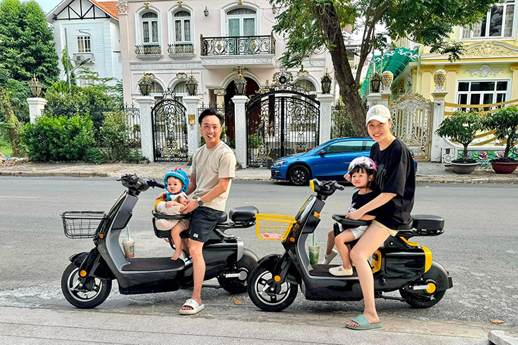 Cường Đô la là tay chơi siêu xe đầu tiên tại Việt Nam và trong gần 20 năm qua, anh chủ yếu được biết đến với những mẫu ôtô đắt tiền. Tuy nhiên, Cường Đô la rất đam mê xe 2 bánh, từ xe đạp, xe điện, xe máy đến môtô phân khối lớn hàng khủng.