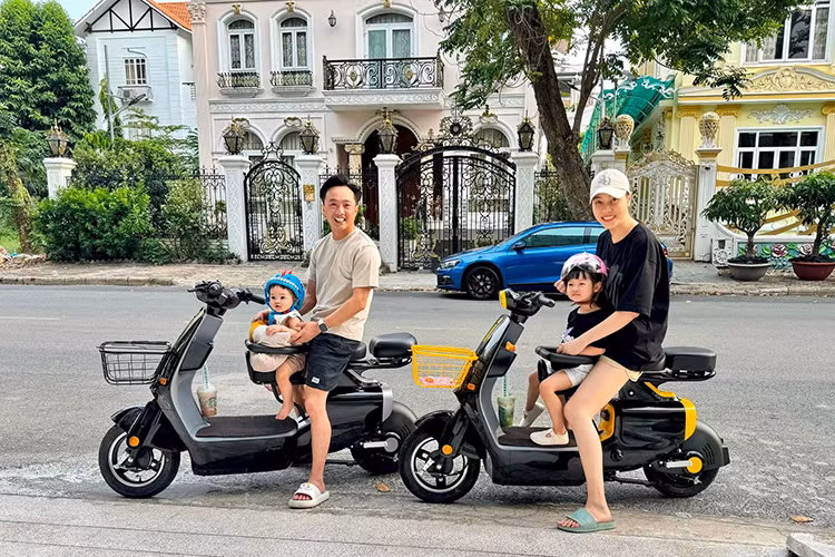 Cường Đô la là tay chơi siêu xe đầu tiên tại Việt Nam và trong gần 20 năm qua, anh chủ yếu được biết đến với những mẫu ôtô đắt tiền. Tuy nhiên, Cường Đô la rất đam mê xe 2 bánh, từ xe đạp, xe điện, xe máy đến môtô phân khối lớn hàng khủng.